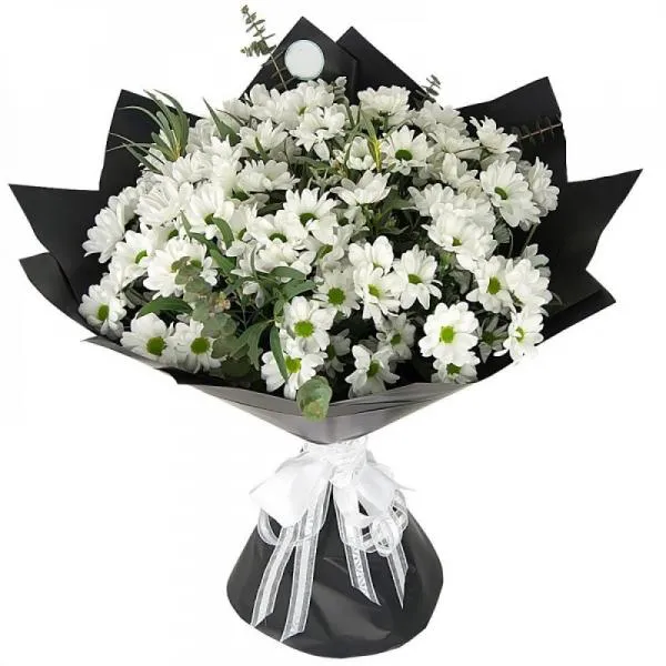 Траурный букет из белых хризантем и эвкалипта