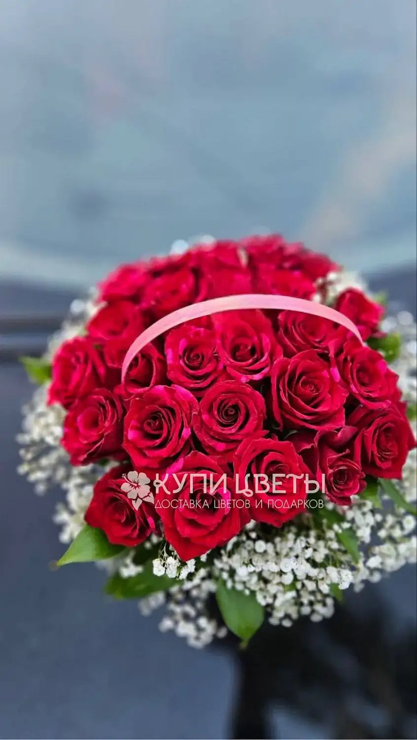 Корзина с красными розами и гипсофилой 